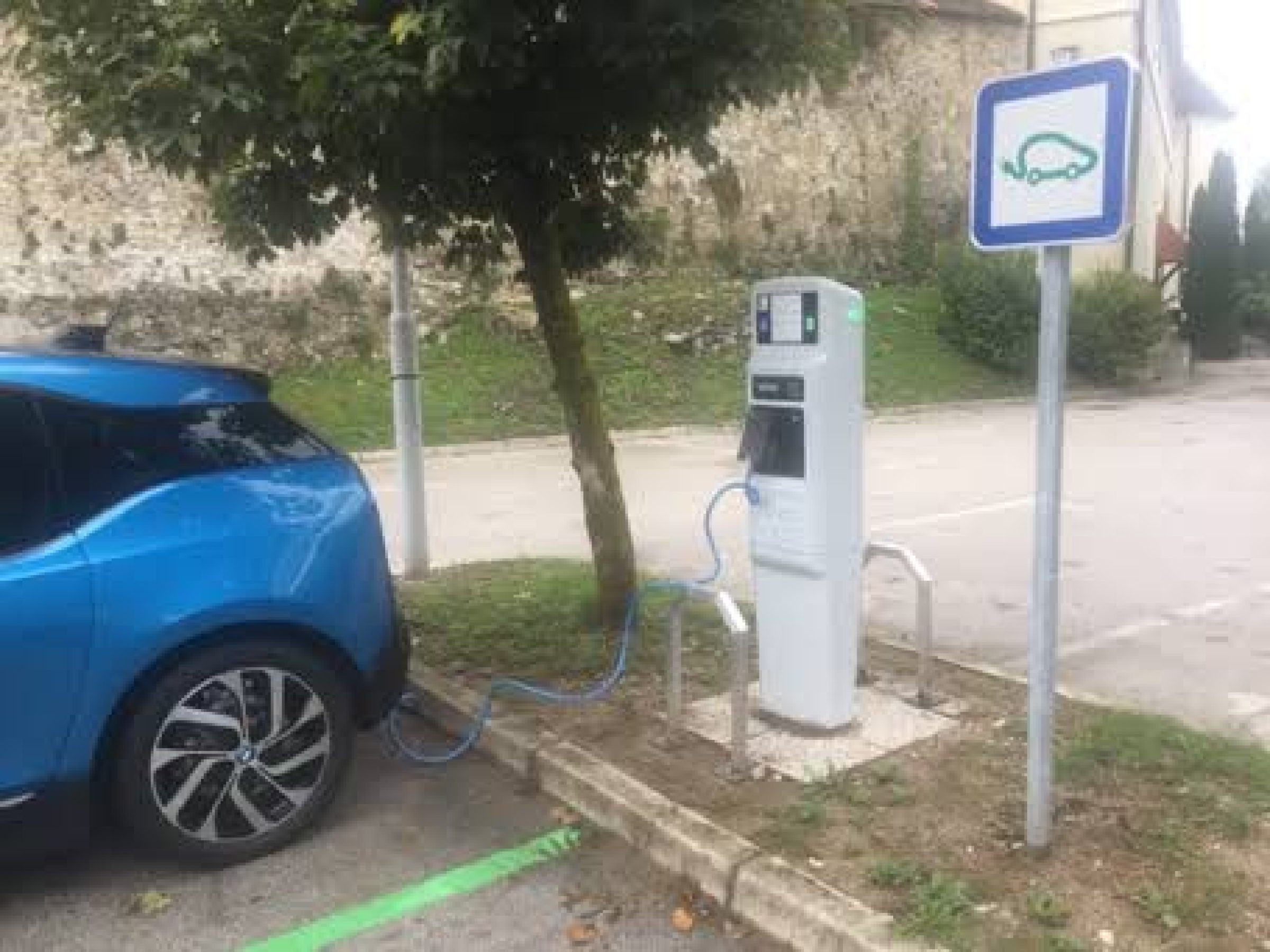 Polnilna postaja Ogled povečano sliko Polnilna postaja
